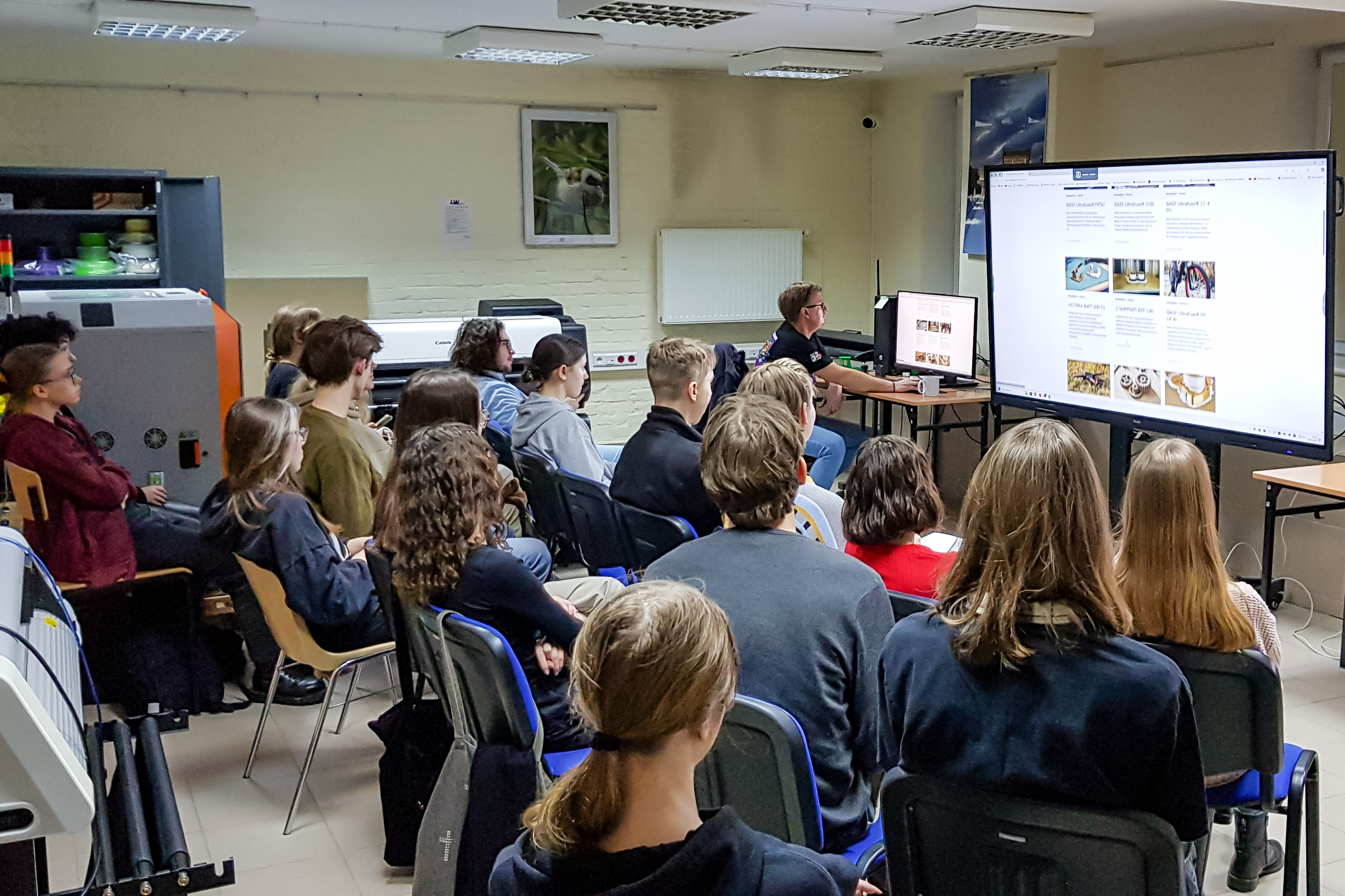 zdjęcie przedstawia studentów na szloeniu z druku 3D w LWA