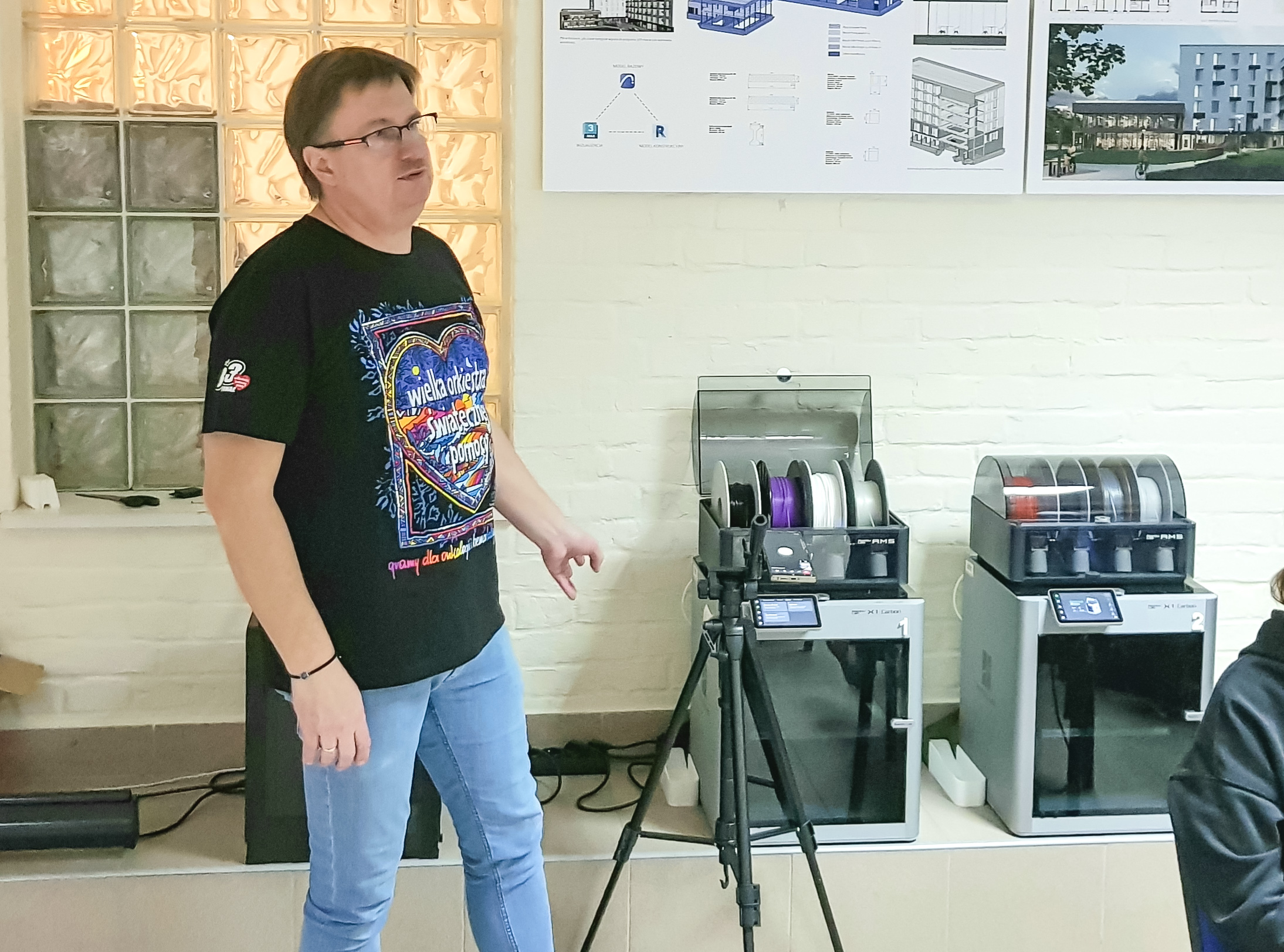 zdjęcie przedstawia Wojciecha Pawłowskiego na szloeniu przy drukarkach 3D w LWA